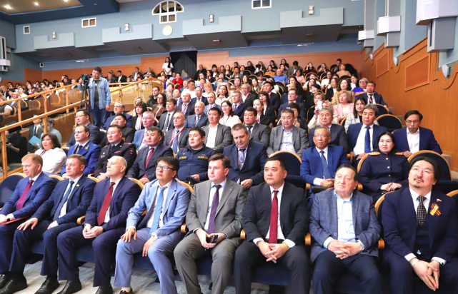 Большой зал заседаний Правительства Республики Калмыкия Большой зал заседаний Правительства Республики Калмыкия